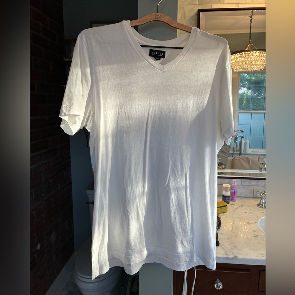 Velvet by Graham and Spencer V-Neck White Tee Sz L